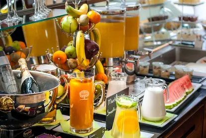Frühstück mit frisch gepressten Säften